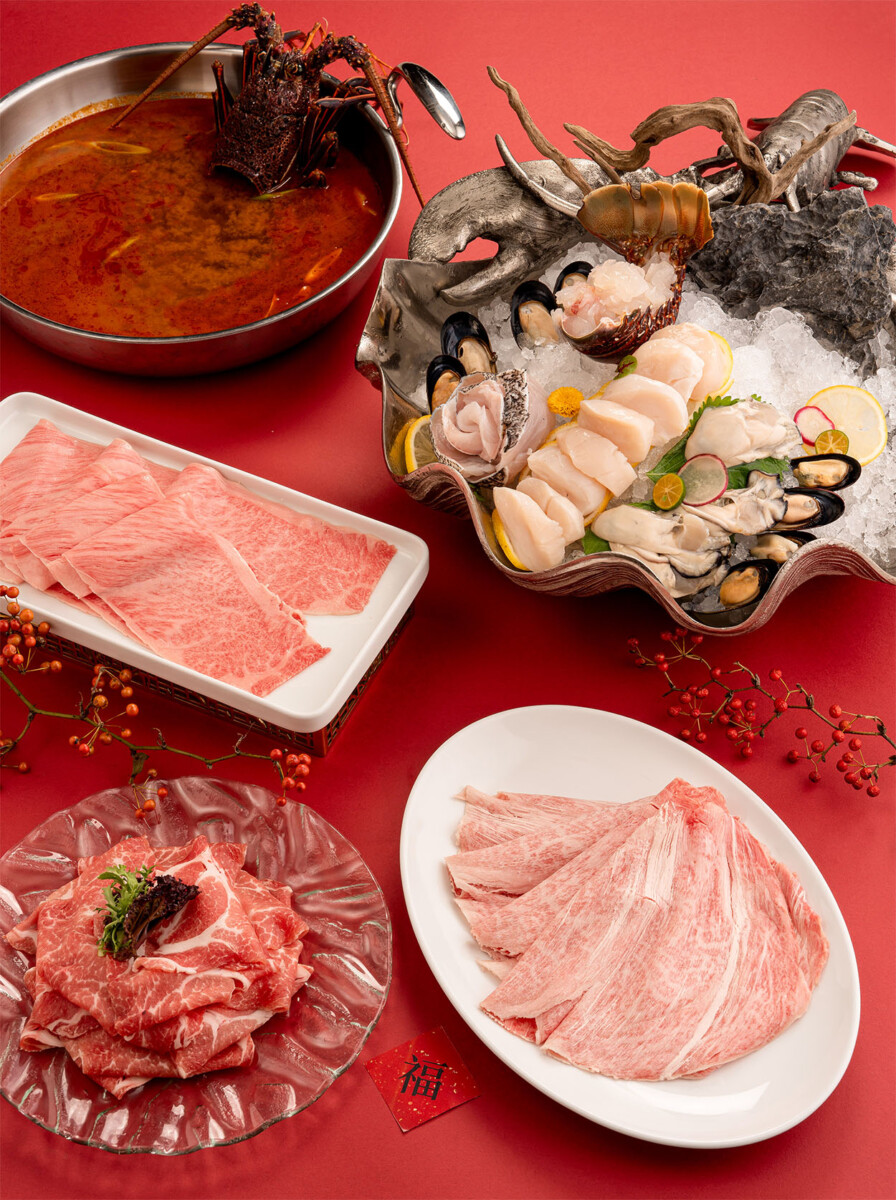采月鍋品以「蛇年新春宴」4人套餐，讓頂級食材在精煉湯底中交織出極致層次；奢華的海陸火鍋盛宴，4人套餐$16,888起。