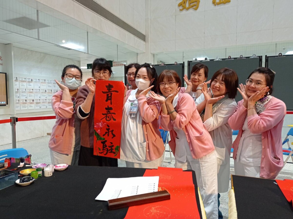 ▲中國醫藥大學北港附設醫院院長吳錫金帶領團隊，寫下充滿祝福的蛇年吉祥話。(記者陳雅琪攝)