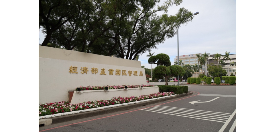 金蛇獻瑞迎新年 園管局揮毫送春聯