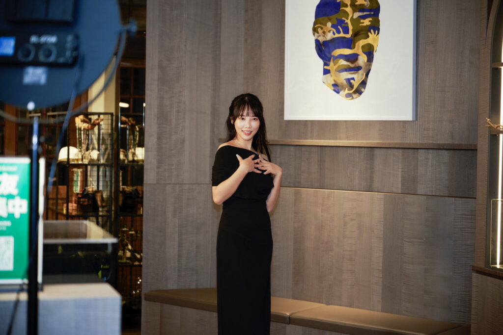 咪妃擔任活動主持人，妙語如珠氣氛熱烈，潮洋行主理人郭仲津請她負責業配。（潮洋行提供）