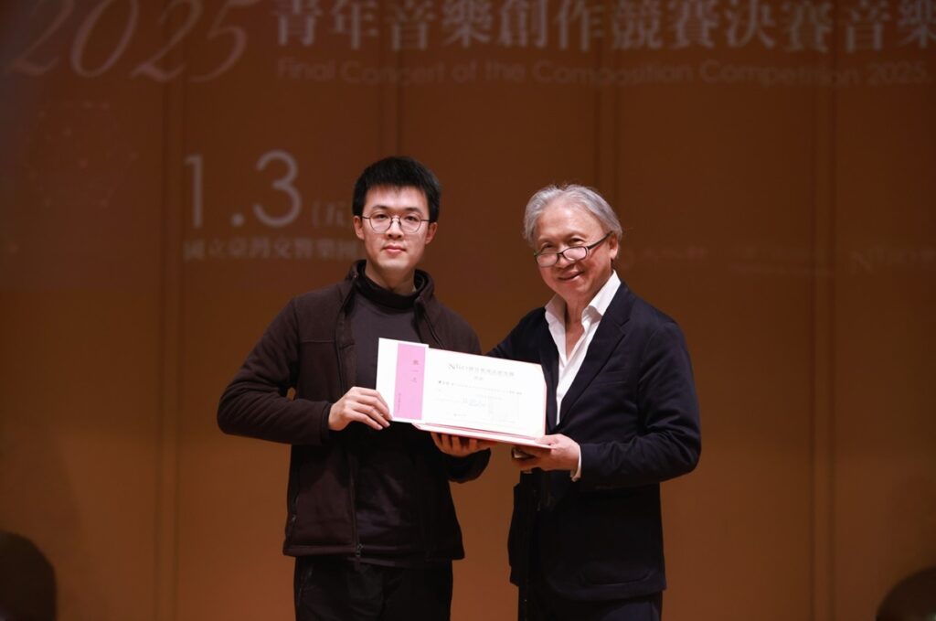 評審團主席施捷老師(右)頒發第一名予廖子堂。(圖/國臺交提供)