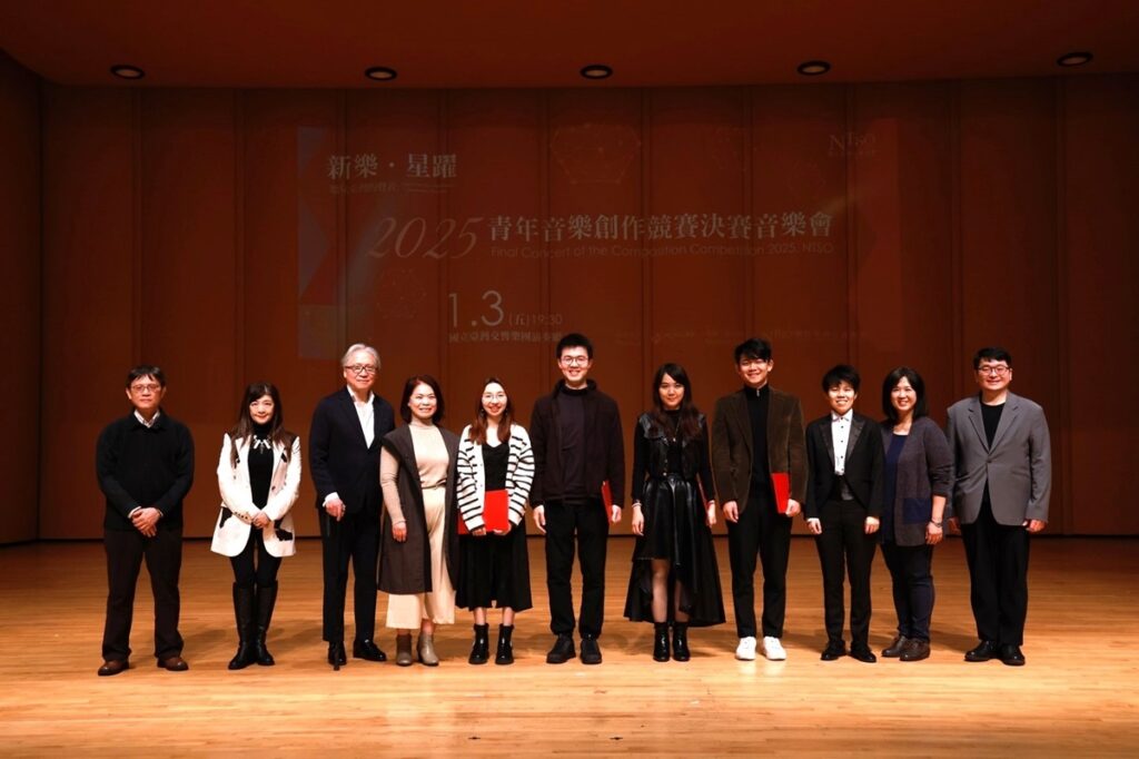 2025青年音樂創作競賽決賽頒獎典禮評審與得獎者合影,左起連憲升委員、呂文慈委員、施捷委員、林麗如代理團長、第二名暨觀眾票選獎單體安、第一名廖子堂、第三名周潤瑩、佳作暨團員票選獎趙繼群,決賽音樂會指揮暨評審委員范楷西,張曉雯委員及謝宗仁委員。(圖/國臺交提供)