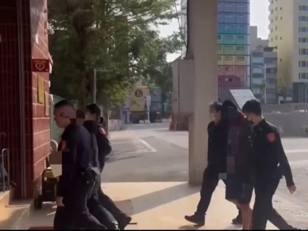 穿黑衣戴帽子口罩 提款機鬼祟領錢原來是詐欺通緝犯 249 cnews204250107a01