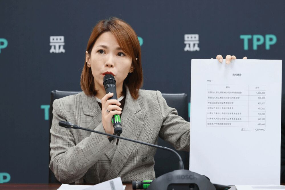 秀450萬公益捐款證據 陳智菡、吳怡萱邀111自由廣場捍衛司法正義 242 照片來源:民眾黨團