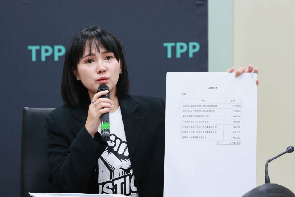 秀450萬公益捐款證據 陳智菡、吳怡萱邀111自由廣場捍衛司法正義 244 照片來源:民眾黨團