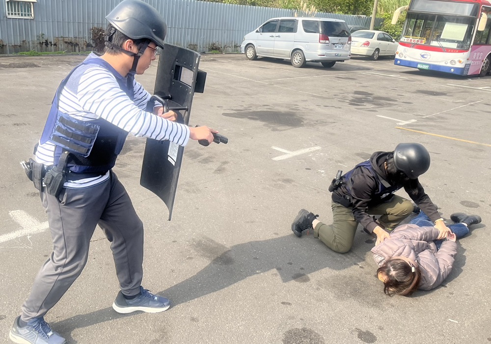 土城警防搶演練超逼真 扮歹徒正妹警竟是「土城車手剋星」 244 248250107a07