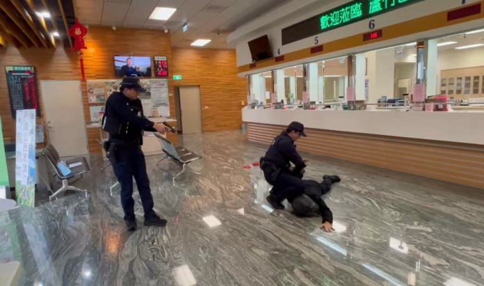 【有片】年關將近!蘆竹警農會防搶演練逼真登場 87 558254 0 e1736212827992