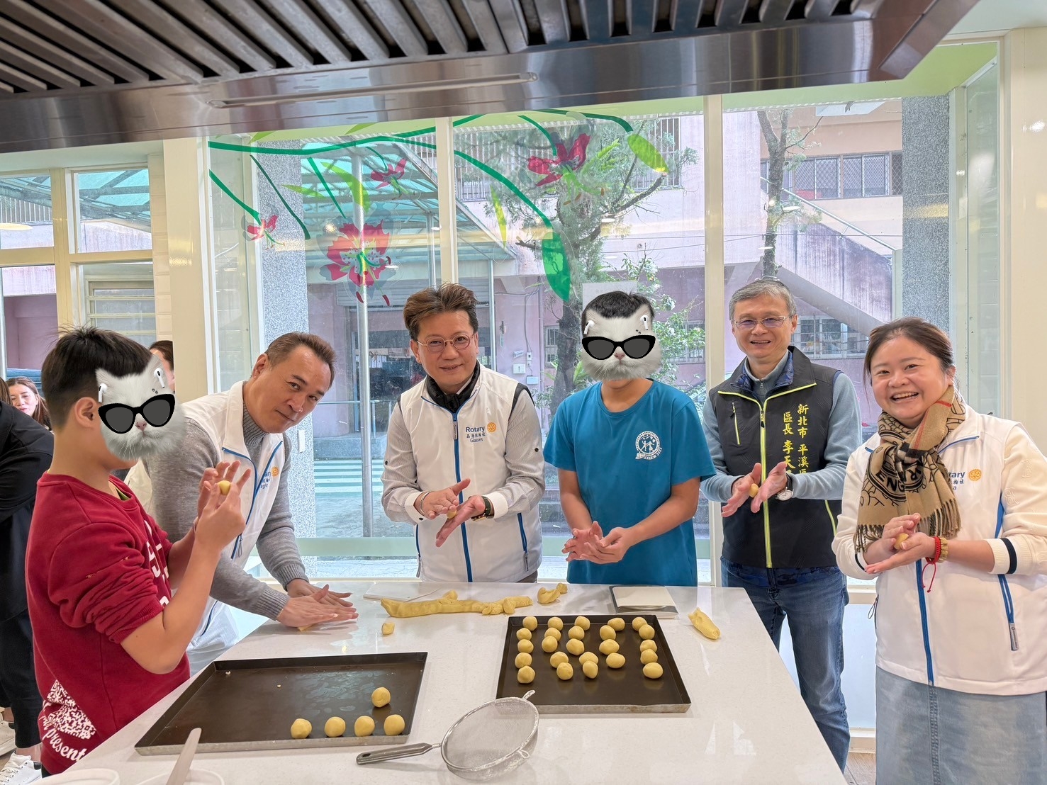 平溪區區長李天民(右二)在活動中特別感謝桃園市品酒扶輪社跨縣市協助平溪國中的孩子們。(記者 趙靜姸翻攝)