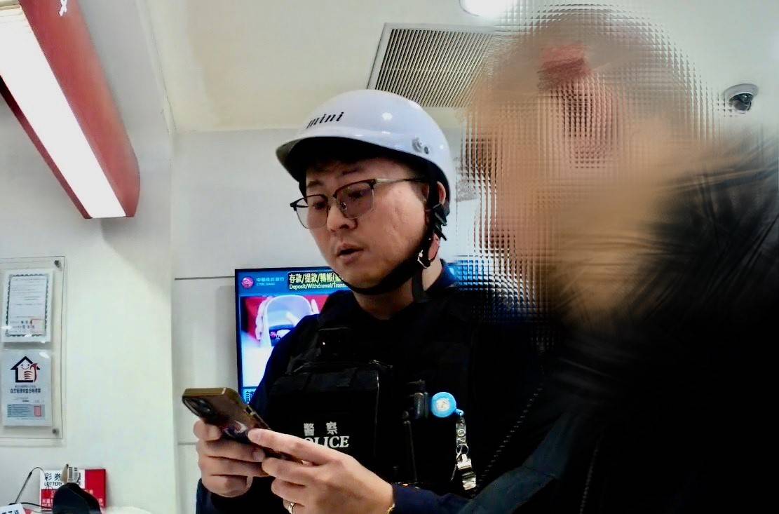 警方到場耐心查證,成功攔阻詐騙。(記者 黃荷琇翻攝)