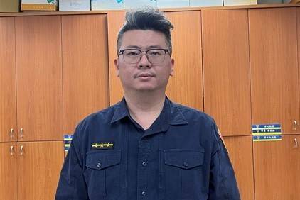 寧夏路派出所警員涂家彬強調,投資需選擇正當合法管道,對於「高回報、零風險」的投資宣傳須格外謹慎。(記者 黃荷琇翻攝)