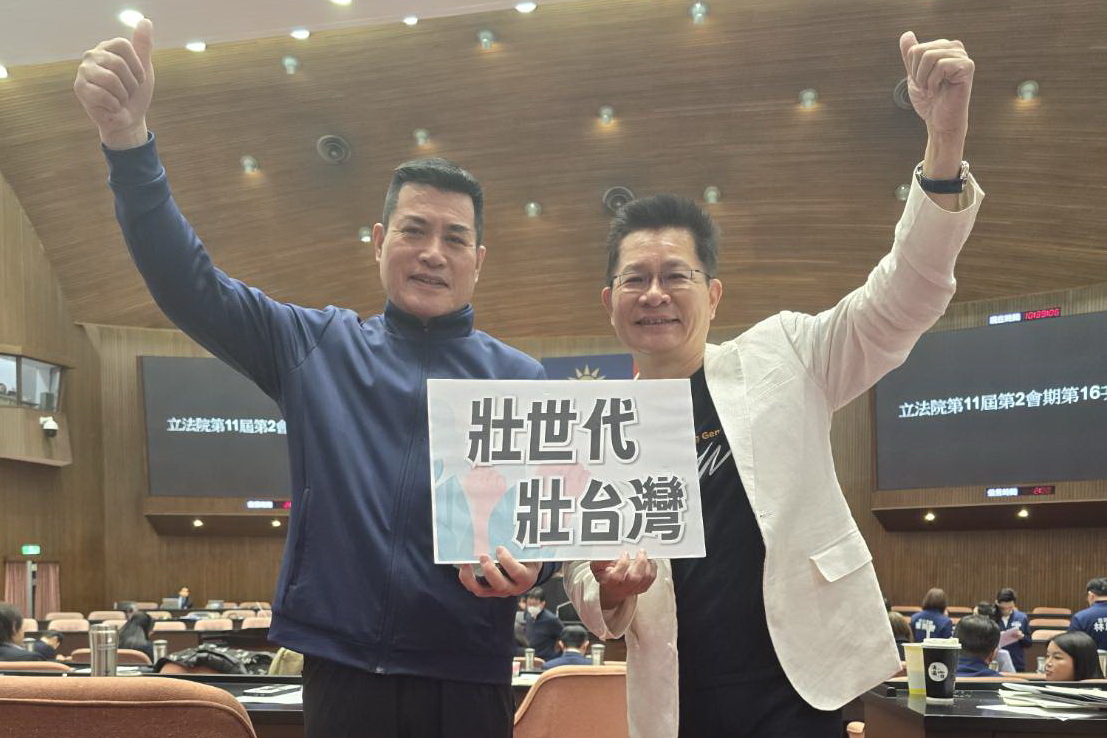 《壯世代政策與產業發展促進法》通過三讀,黃仁和提案人吳春城在議場合影。(圖/黃仁國會辦公室)