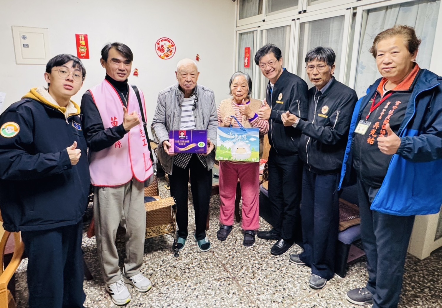 副處長柯長榮(右三)偕同雪中送炭協會苗栗分會長吳光祐(右一)等人慰訪年長榮民趙伯伯。(記者 張艷君翻攝)
