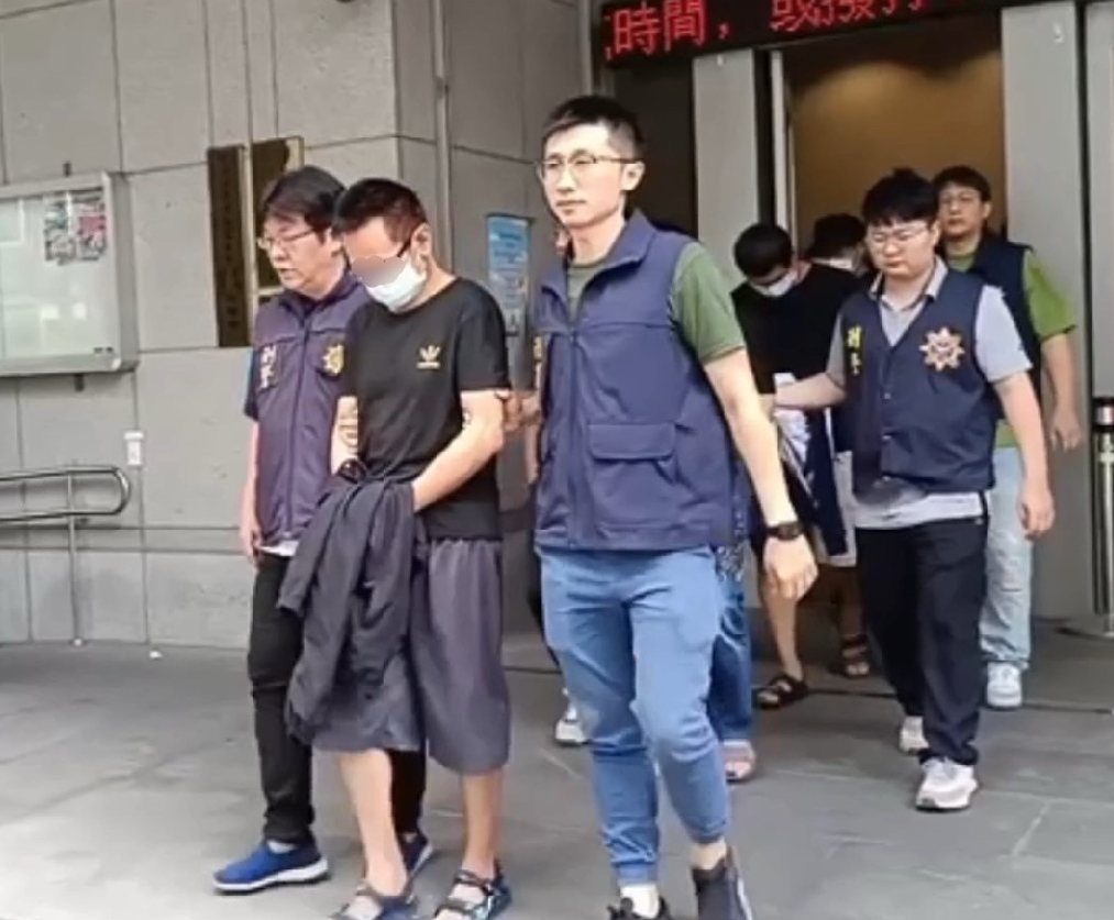 劉姓主嫌(第一排中)遭警方移送法辦。(記者徐煜勝翻攝)