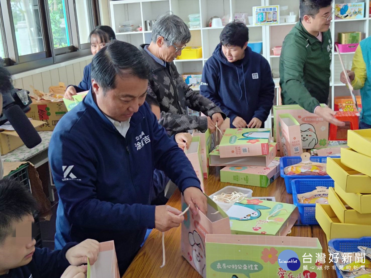 立法委員涂權吉與身心障礙者一同製作禮盒。