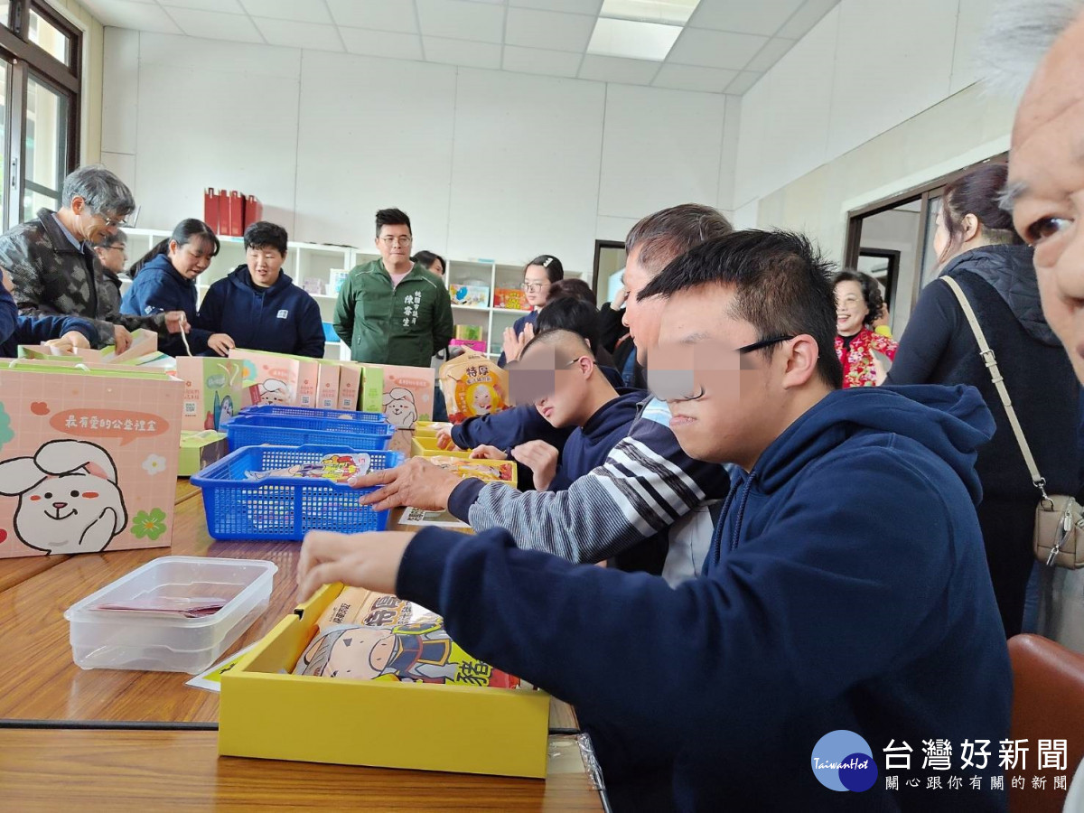 立法委員涂權吉率團參訪「身心障礙者社區日間作業設施-新屋小作所」並一同製作禮盒。<br /><br /> <br /><br />