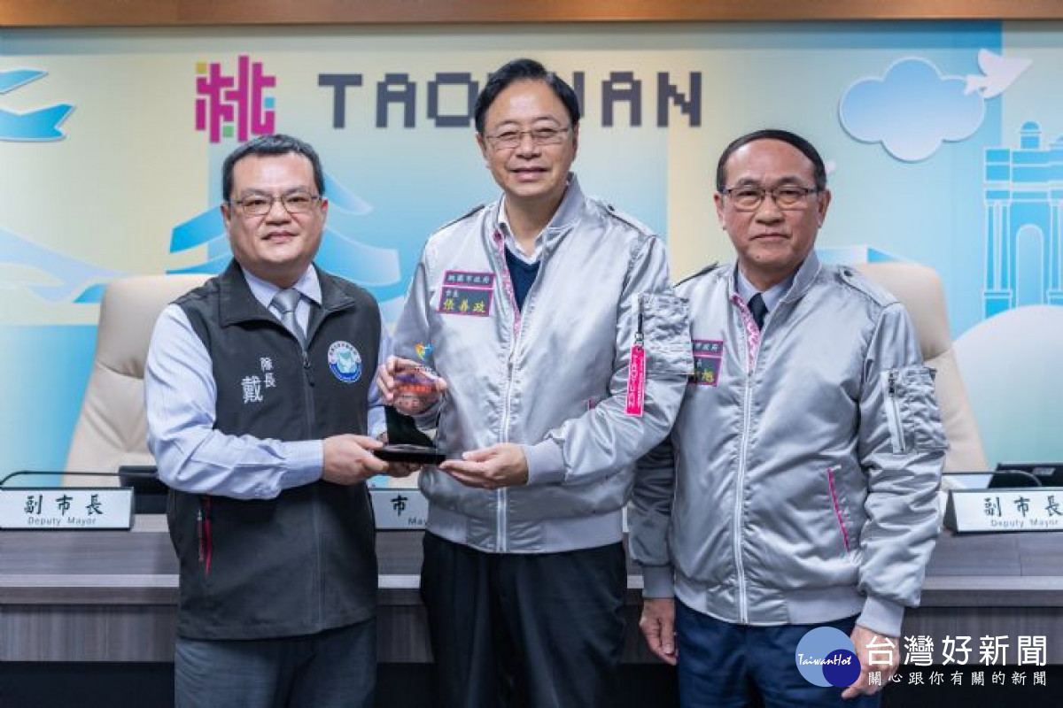張市長頒發全國中輟生預防及復學工作表揚獎給警察局少年警察隊。