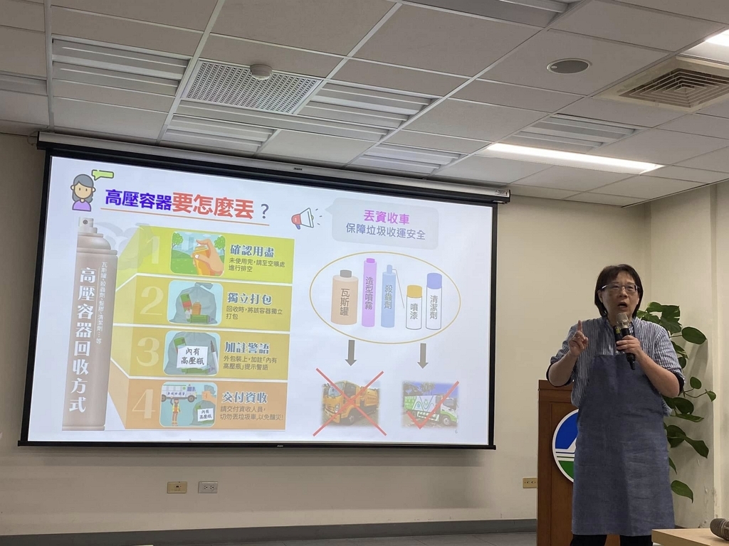 高壓容器依回收四步驟「確認用完、單獨打包、加註示警、交付無壓縮斗之資源回收車」，以保障第一線清潔人員及民眾倒垃圾時的安全。（記者黃楸玲／攝影）