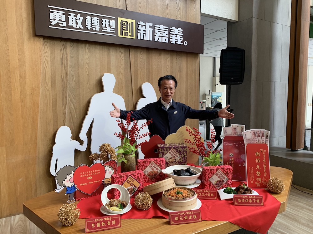 ▲13年前，時任嘉義縣社會局長的翁章梁縣長，為讓弱勢的長輩們在歡度農曆春節時，有一餐溫暖的年夜飯，所以發起「年菜送暖 溫馨我嘉」愛心年菜活動。（圖/記者陳惲朋攝）