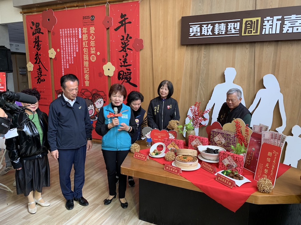 ▲社會局長張翠瑤（左二）說明今年的年菜內容。（圖/記者陳惲朋攝）