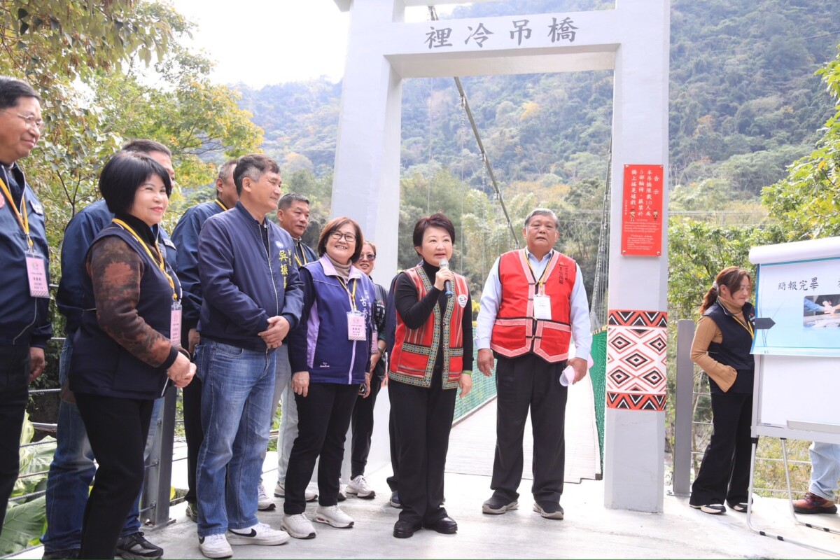 ▲盧秀燕視察「裡冷吊橋」改善工程進度。(圖/中市府提供)