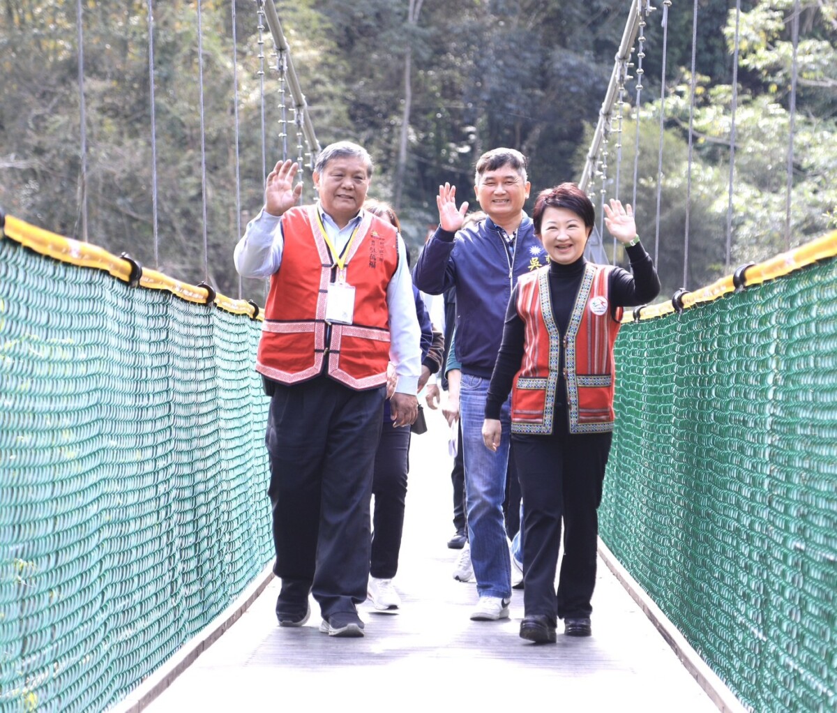 ▲盧秀燕視察「裡冷吊橋」改善工程進度。(圖/中市府提供)