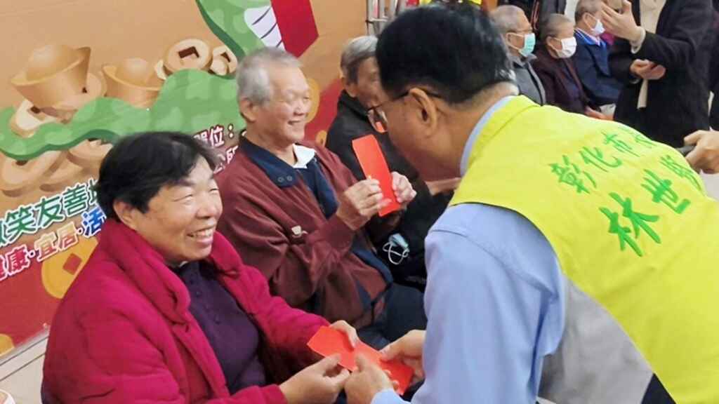 ▲林世賢市長同時逐一向長者致贈紅包，祝福長輩們每天都保持愉快的心情，健康又長壽。（記者林明佑攝）