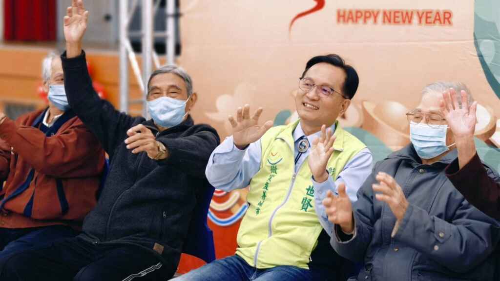 ▲林世賢市長在記者會和長者作手部運動同樂。（記者林明佑攝）