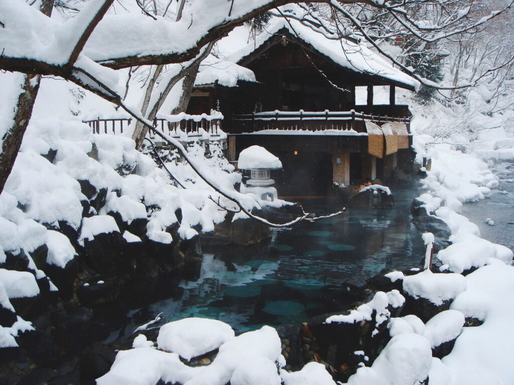 冬季限定泡湯再升級! Booking.com 推薦「五個日本雪景溫泉目的地」! (圖片由Booking.com提供)