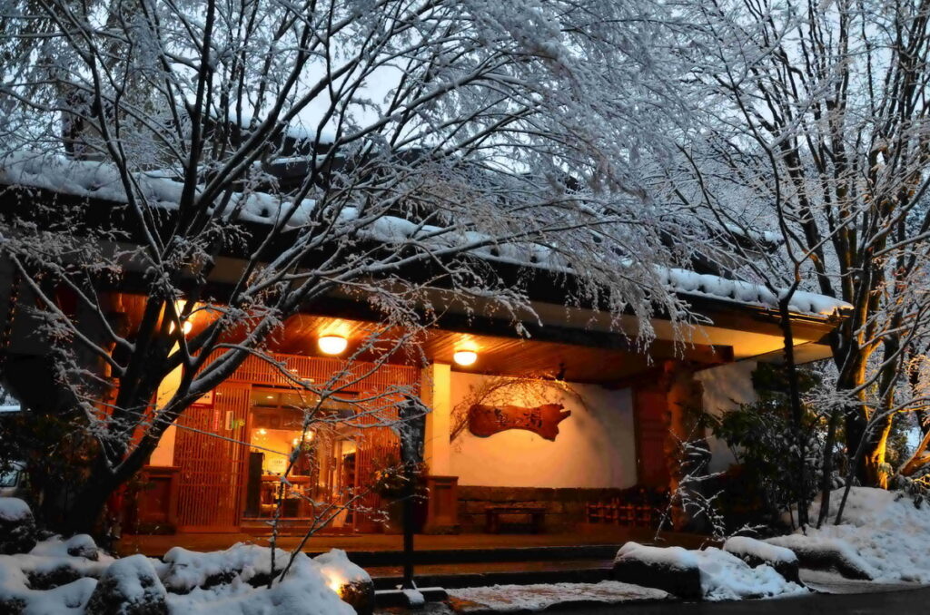 熊本縣「南小國」位於阿蘇群山中,當地的黑川溫泉為鈉氯化物硫酸鹽泉,泉溫高達近百度,被譽為「藥師之湯」。(圖片由Booking.com提供)