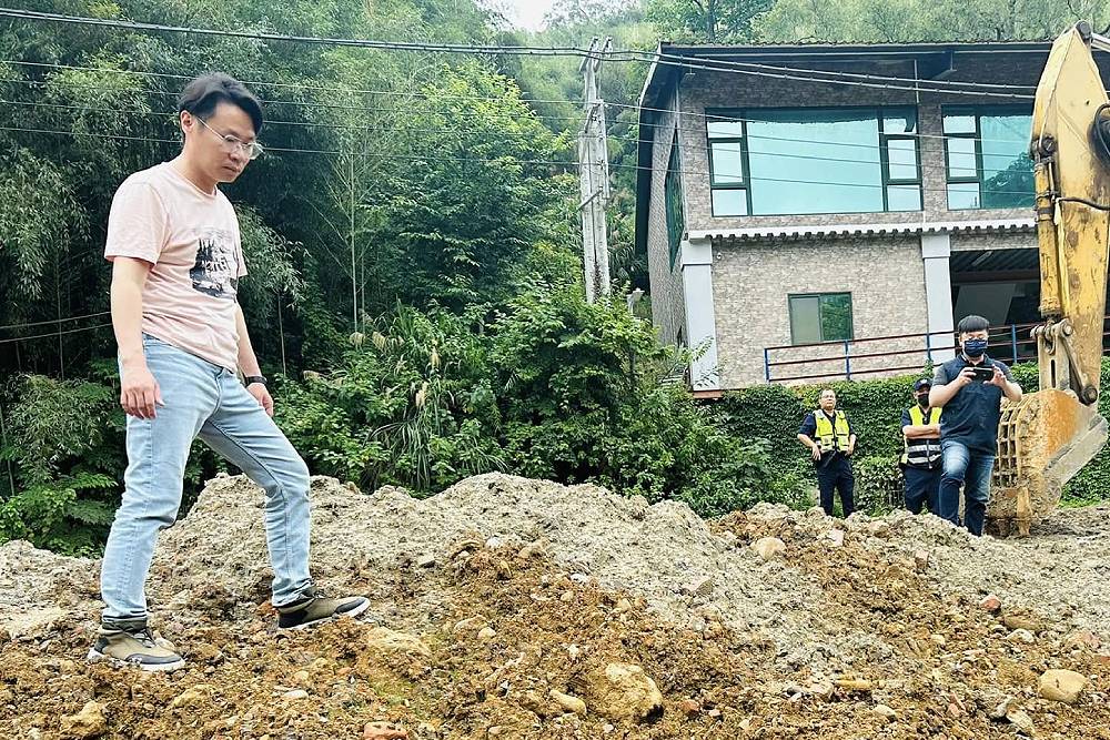 太關注非法傾倒廢棄物遭買兇處理? 陳光軒申請隨扈保護 204 太關注非法傾倒廢棄物遭買兇處理? 陳光軒申請隨扈保護 203