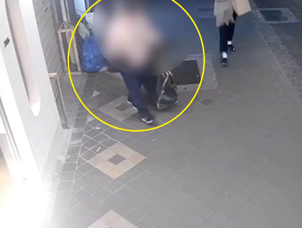 名牌鞋放騎樓 61歲婦人撿走逾10萬元女鞋涉侵占 200 cnews204250108a02