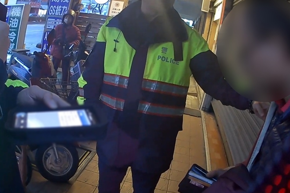 另類投案 嘗試開警車門的他竟有這身分 224 cnews204250108a03
