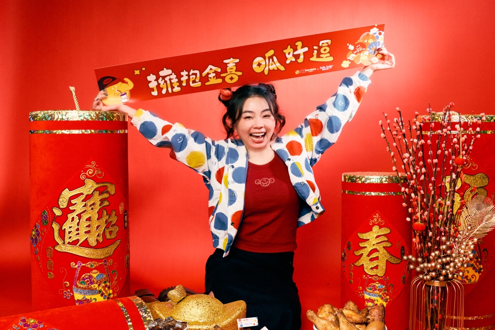 擔任頂呱呱一日店長 蔡阿嘎與嘎嫂二伯偷偷為粉絲加料 225 「頂呱呱」與嘎嫂二伯親子服飾品牌「hahababy 」跨界合作,於春節前推出聯名主題「擁抱金喜呱好運」