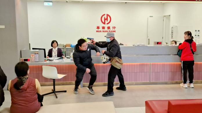 年關將近提領大筆現金 大園警:可申請護鈔 75 320643 0