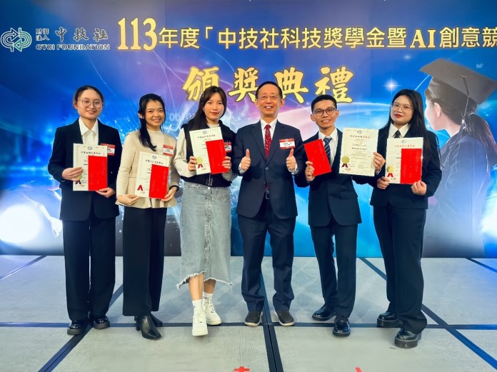 中技社頒發獎學金 龍華科大5優秀僑生獲審核通過 77 龍華科大產學攜手合作專班5僑生獲中技社技職獎學金 2