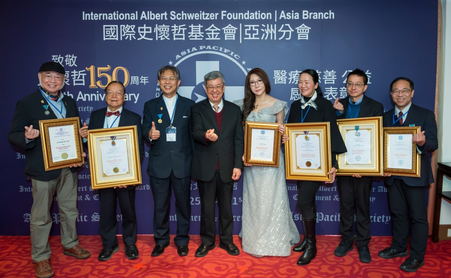「致敬史懷哲150周年Taiwan is Helping」感恩會,由前副總統、中研院院士陳建仁頒發2024年度史懷哲獎章得主。(圖/奧地利國際史懷哲基金會亞太分會 提供)