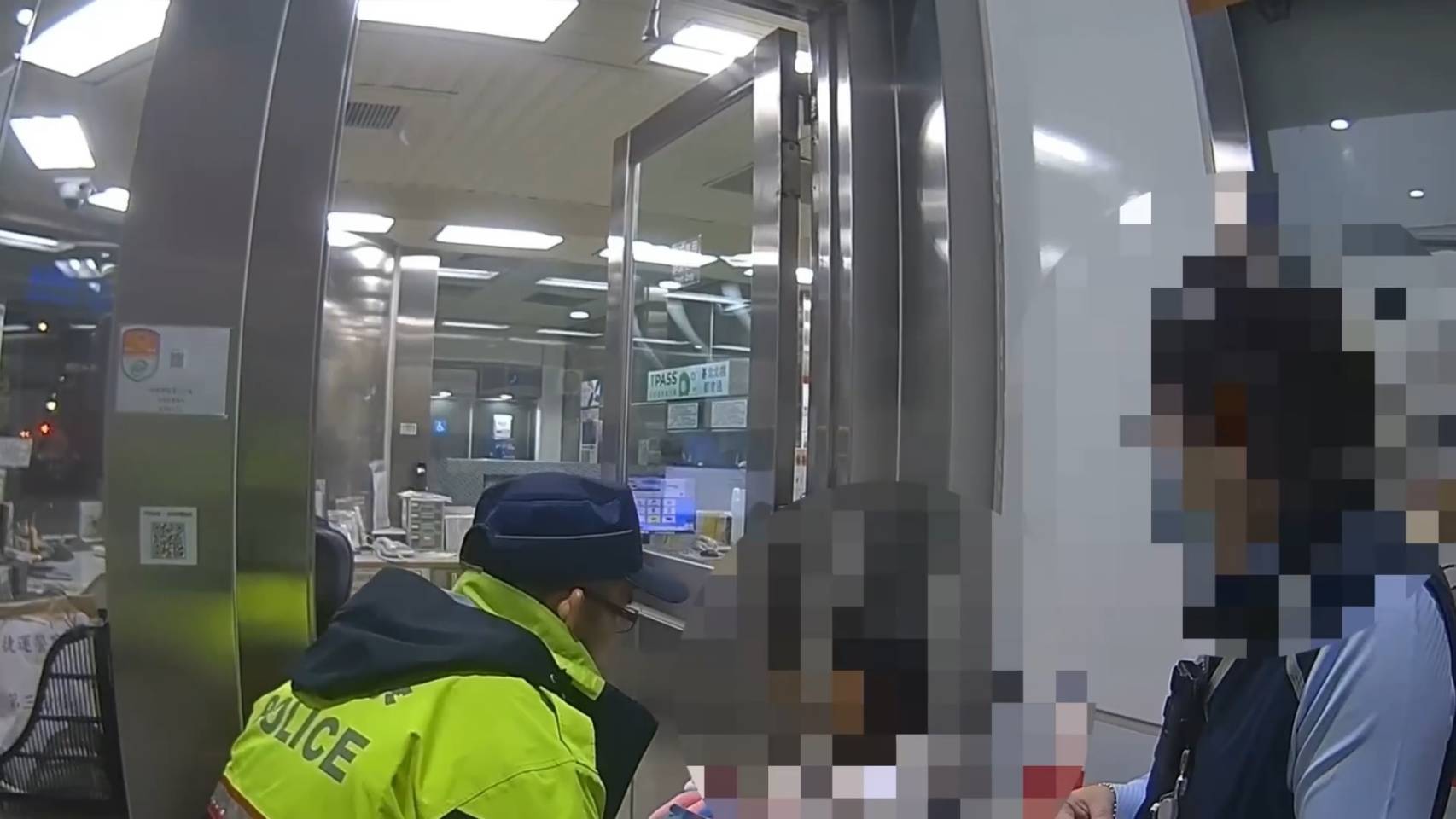 員警至捷運站協助迷途孩童。(圖/記者薛秀蓮 翻攝)