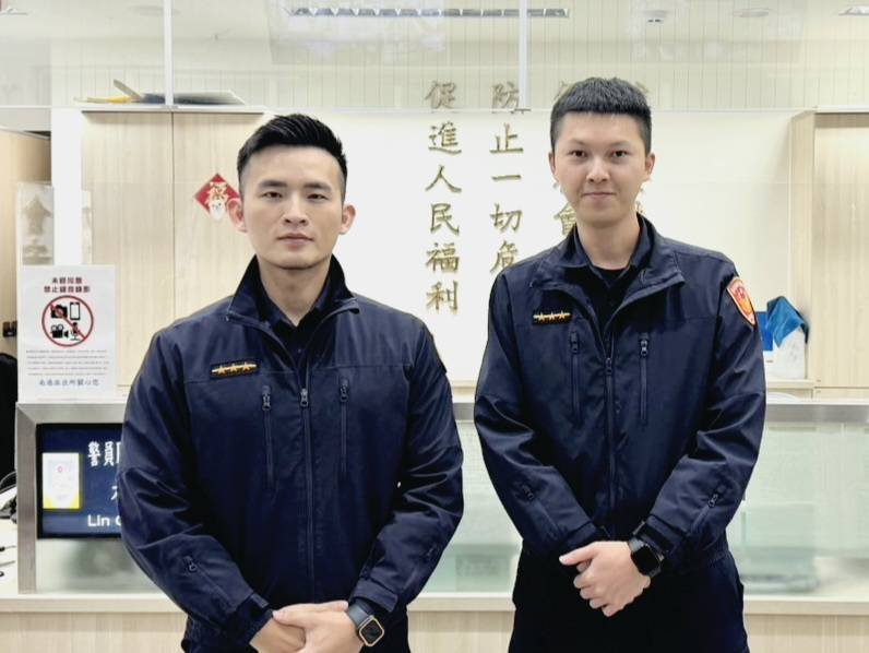 南港派出所處理人員:警員黃培文(左)、李彥瑋(右)。(圖/記者薛秀蓮 翻攝)