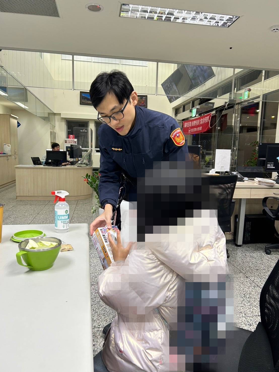 員警於所內細心照料孩童。(圖/記者薛秀蓮 翻攝)