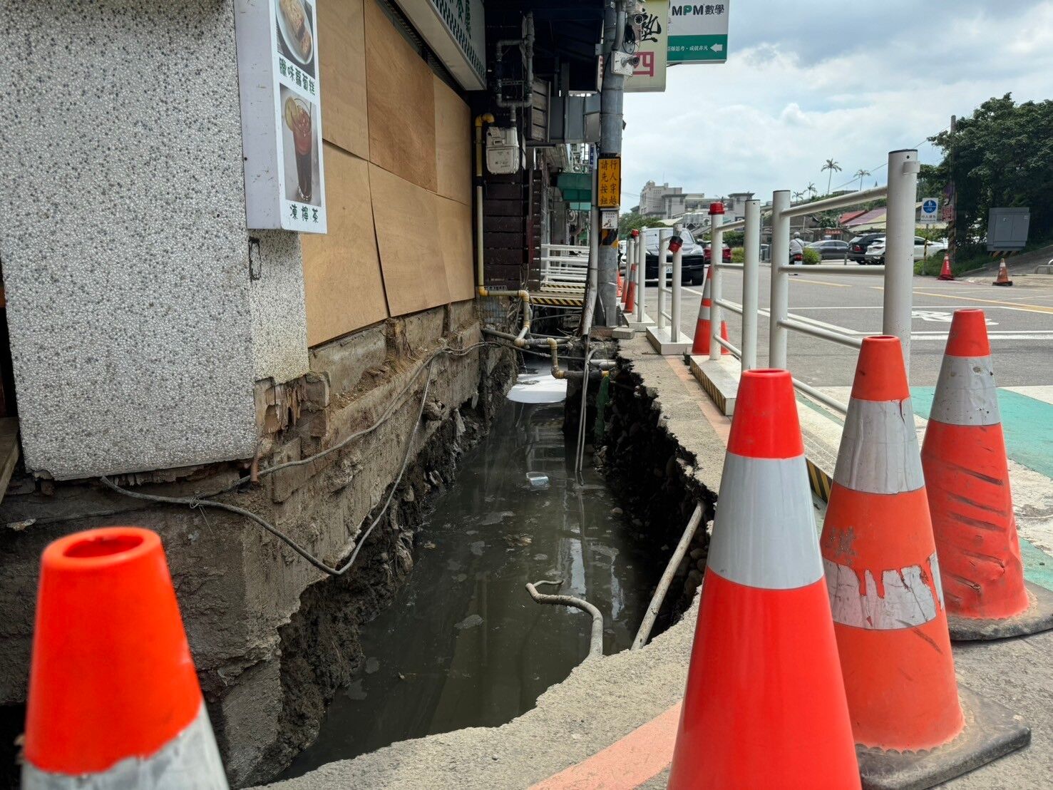 市府加強清淤、智慧防汛監控與降雨預測,佈署抽水設備,即時掌握災情,迅速減災。(圖/記者林照東翻攝)