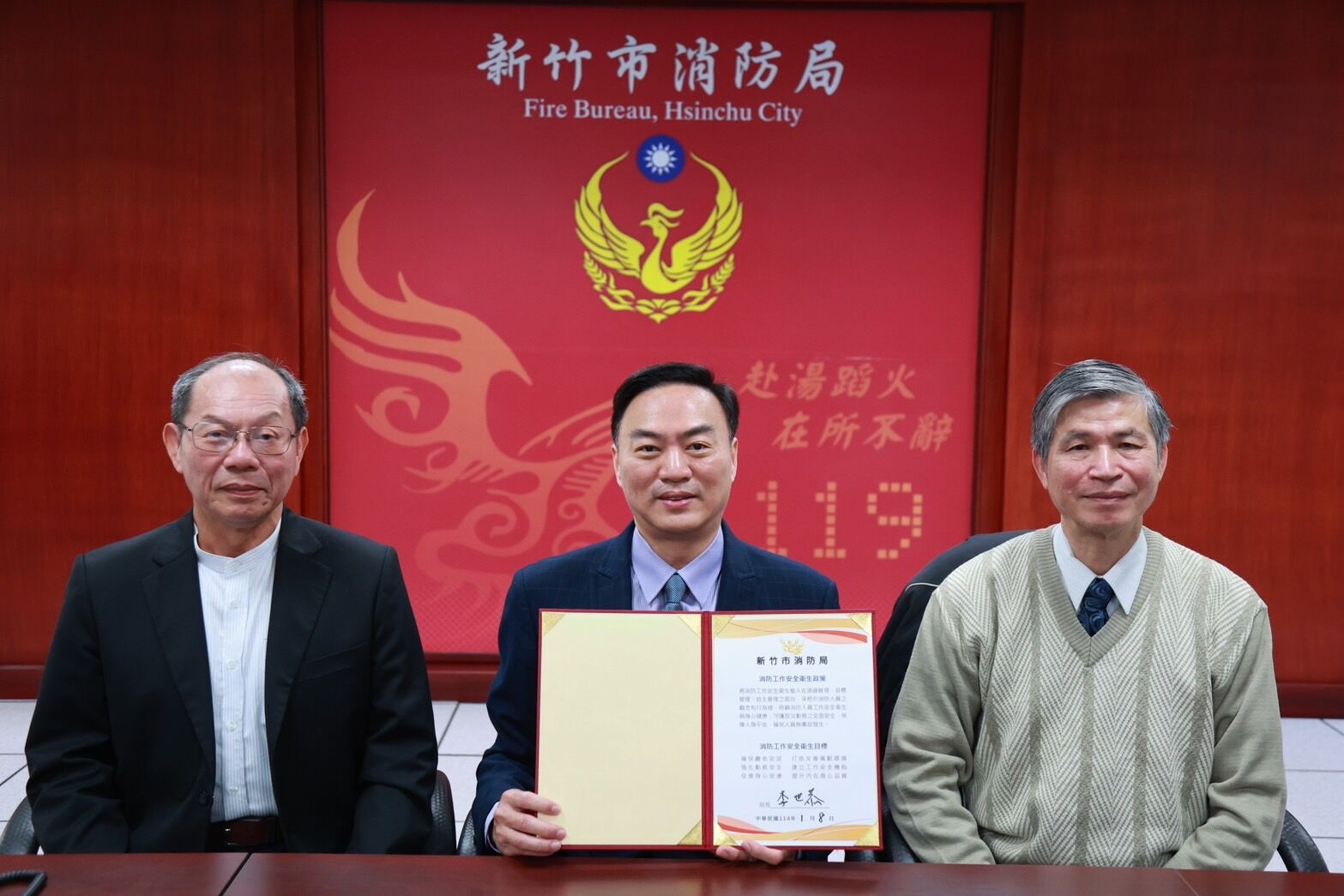 消防局李局長與謝景旭、張平吾共同簽署,致力打造市長高虹安重視的「健康安心、宜居永續」工作環境。(圖/記者林照東翻攝)