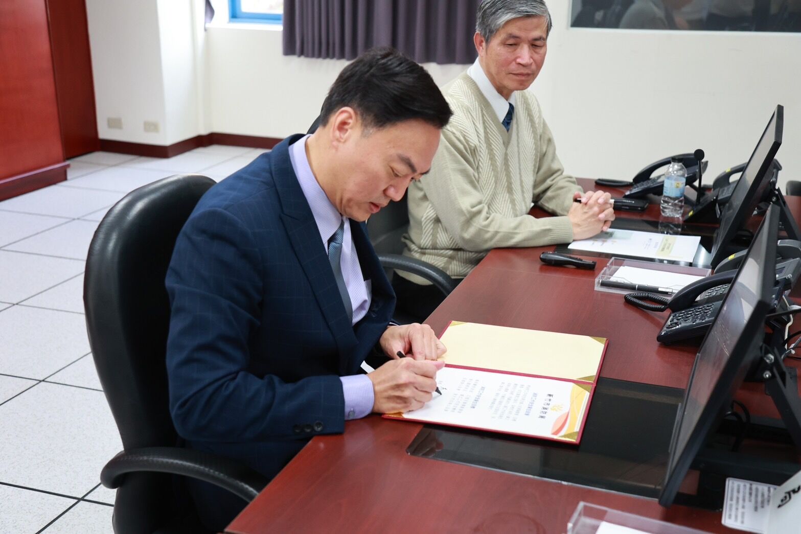 消防局率先簽署「新竹市消防工安衛宣言」,並設立「三安目標」確保安全、健康與安居。(圖/記者林照東翻攝)