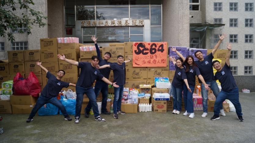 ▲喜聆學苑學習教練第64班來自全台灣各地8位熱血青年,渴望為鴻德教養院送上所需生活用品,他們從1月4日傍晚開始在台北各大商圈發起募集物資活動。