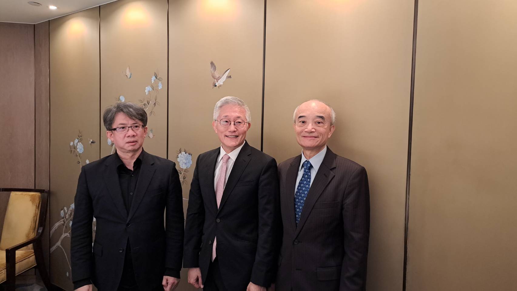 台灣上市櫃公司協會8日公布會員民調,過半會員認為川普對大陸加關稅反而有利於台灣。左起協會創辦人施明豪、行珩全人均衡系統創辦人周行一、協會榮譽理事長蔡榮騰。圖/記者宋秉忠攝