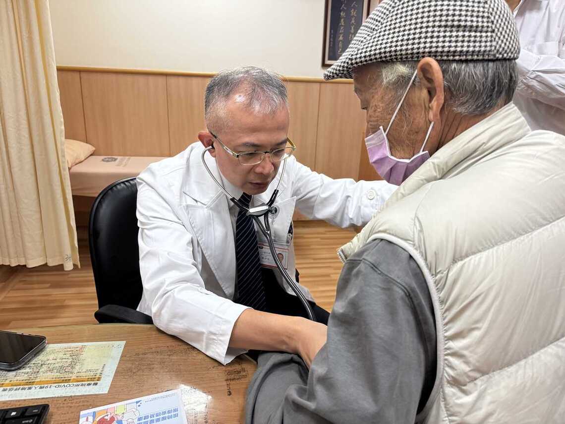 翁腹痛險喪命 台中慈濟微創血管內錨釘救命
