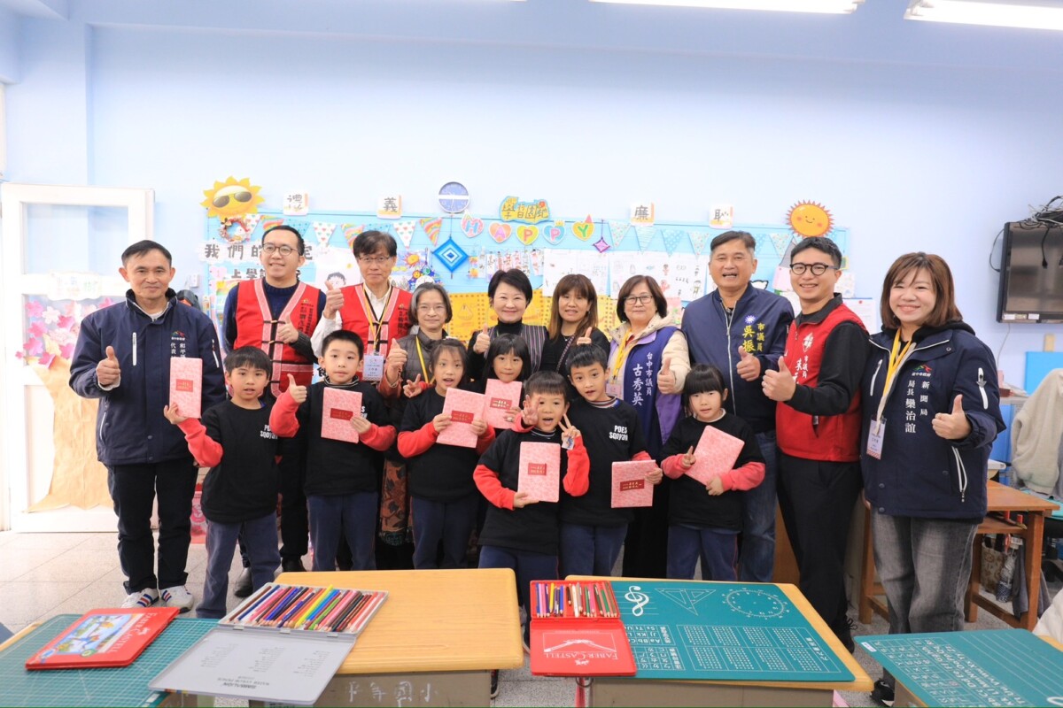 ▲發送首批亮相的小紅包給教職同仁與小朋友。(圖/中市府提供)