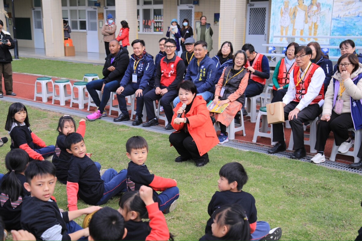 ▲與平等國小學生們同樂。(圖/中市府提供)