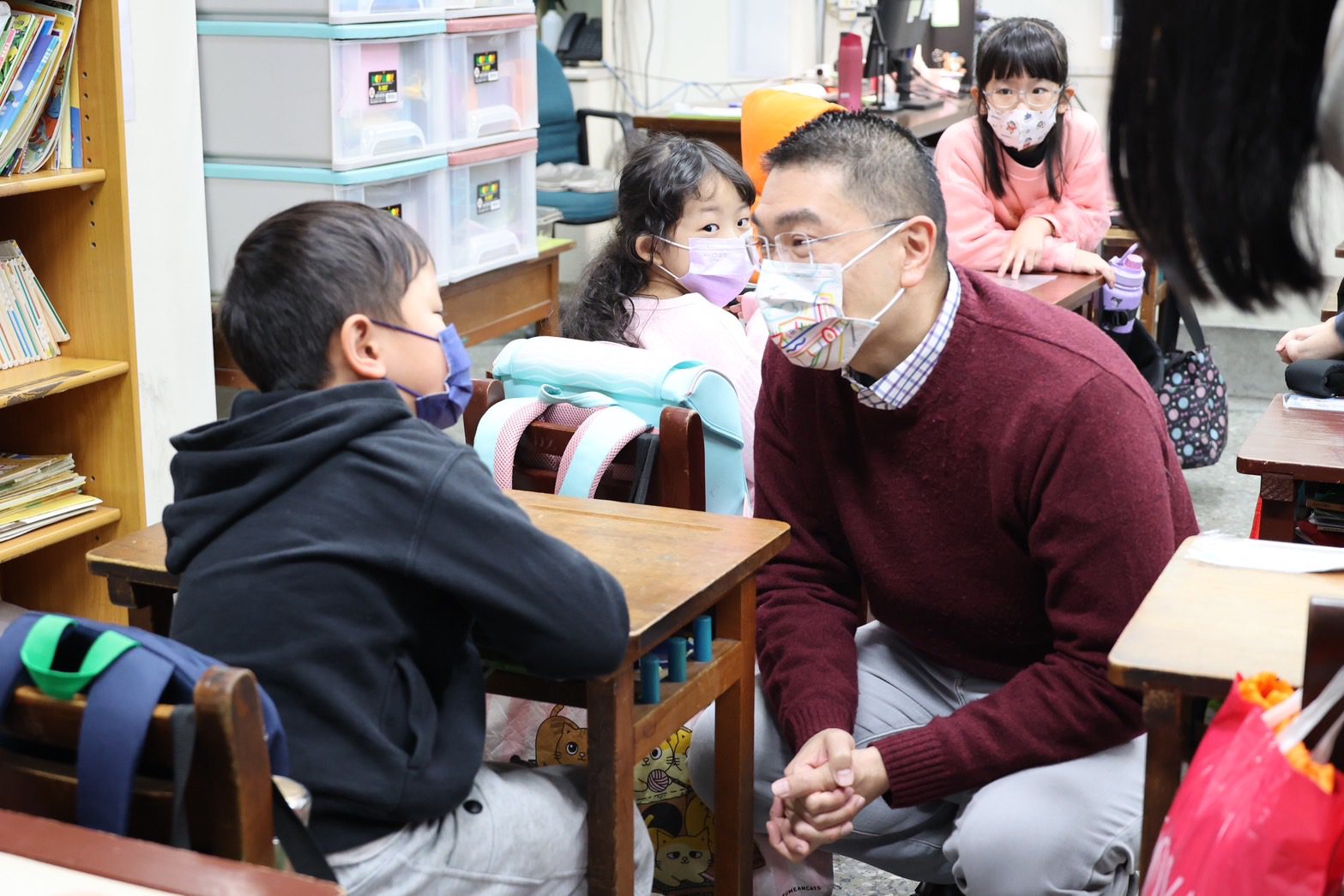 小二學童逾半發生嘔吐症狀 謝國樑到校關心 疑腸胃型感冒