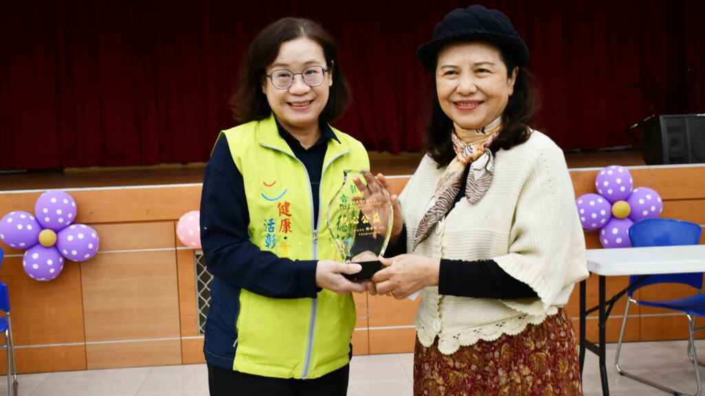 ▲彰化市長夫人高德耘代表林世賢市長頒發咸謝獎座給大通電子公司副總經王祺。 （彰化市公所提供）