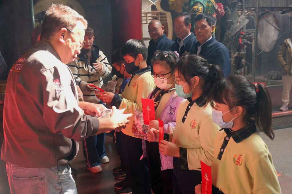 楊文鐘董事長頒發獎助學金傳遞愛與祝福。(記者廖承恩翻攝)